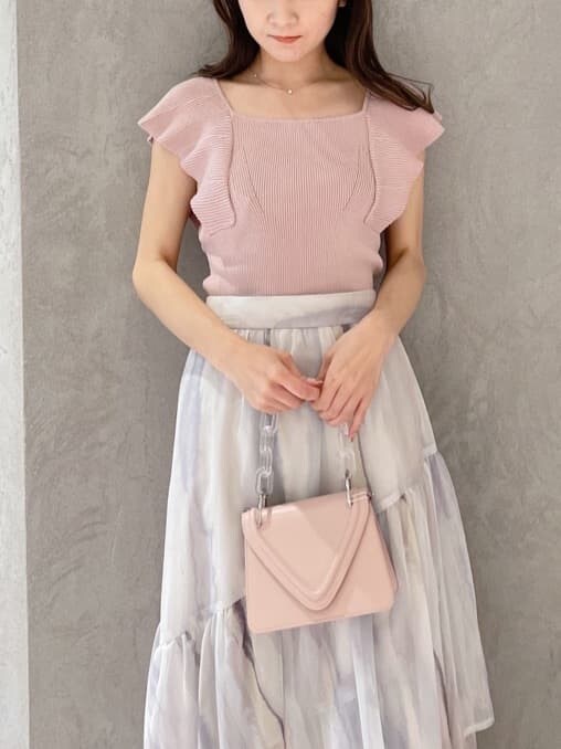 ピンク系のショルダーバッグ、グリーン系のサンダル、ピンク系のニット/セーターを着用したレディースの春コーディネートの2枚目の写真