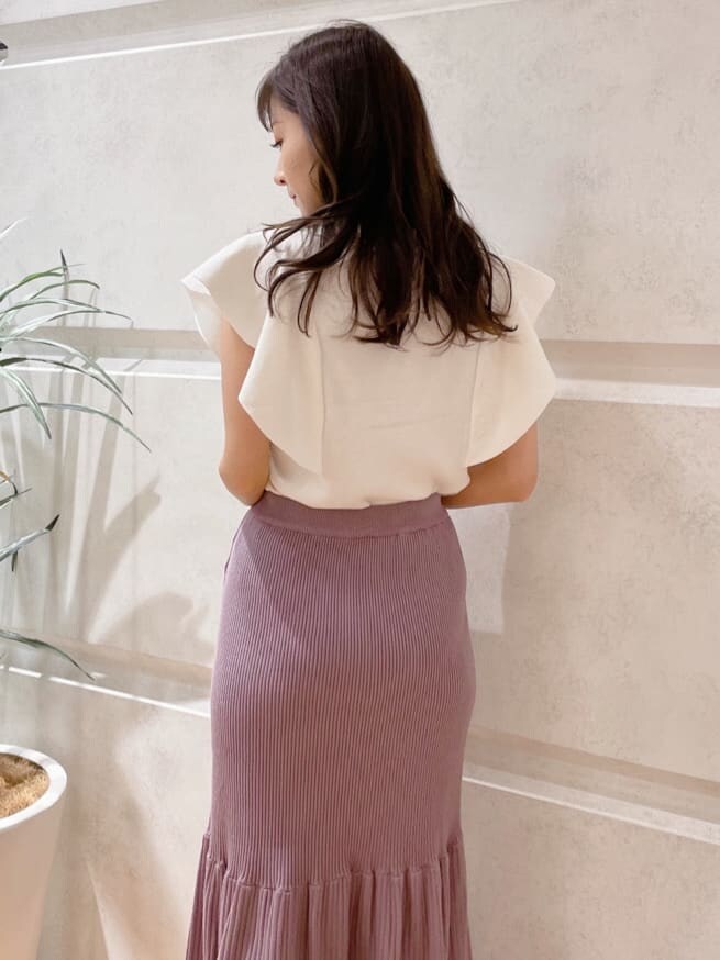 ホワイト系のハンドバッグ、ホワイト系のニット/セーター、グリーン系のサンダルを着用したレディースの春コーディネートの9枚目の写真