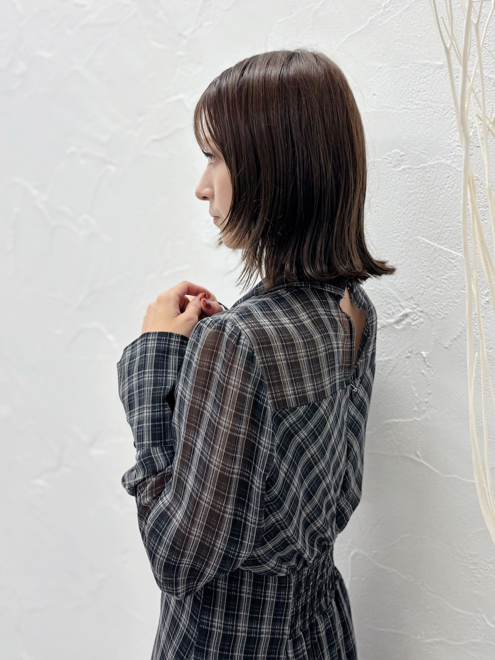 ブラック系のワンピース、ブラック系のブーツを着用したレディースの秋コーディネートの6枚目の写真