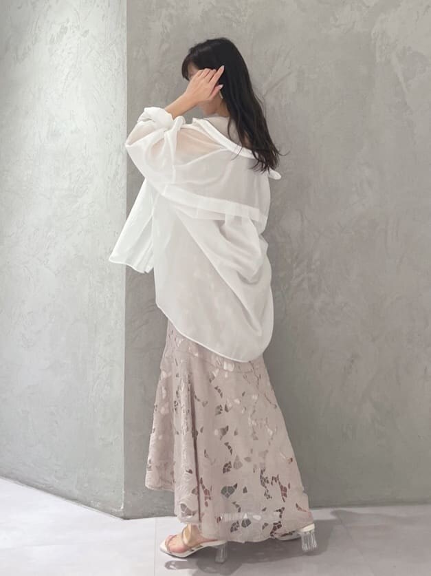 ベージュ系のサンダル、ホワイト系のシャツ/ブラウス、ベージュ系のトートバッグを着用したレディースの春コーディネートの7枚目の写真