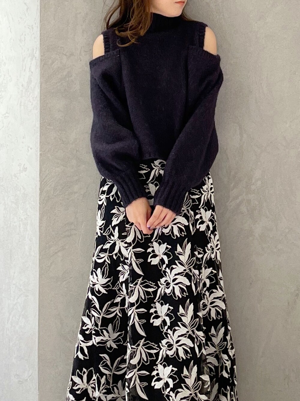 ブルー系のスカート、グレー系のニット/セーターを着用したレディースの秋コーディネートの4枚目の写真