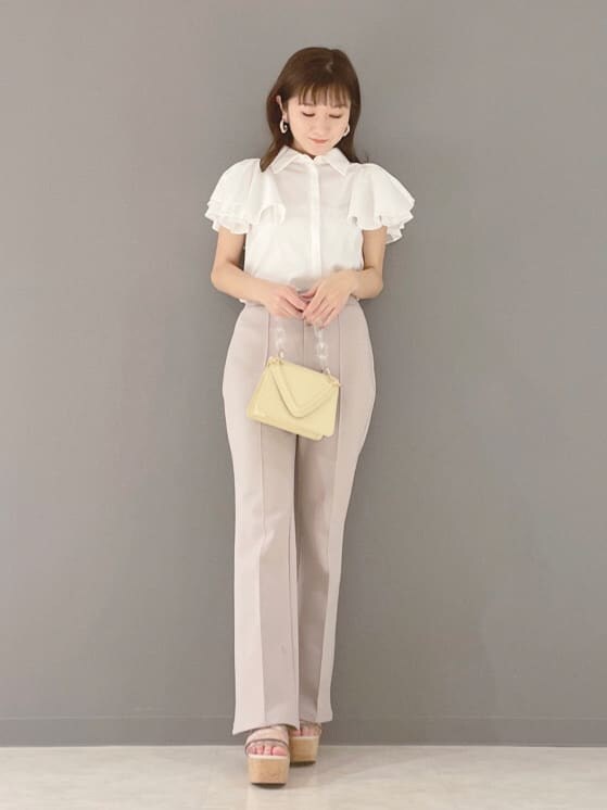 グレー系のその他パンツ、イエロー系のショルダーバッグ、グリーン系のサンダルを着用したレディースの春コーディネートの10枚目の写真