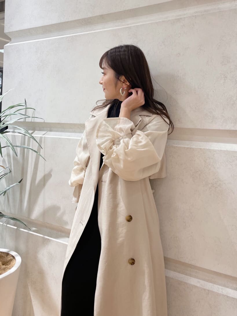 ベージュ系のその他アウター、ブラック系のワンピース、ブラック系のその他シューズを着用したレディースの冬コーディネートの8枚目の写真