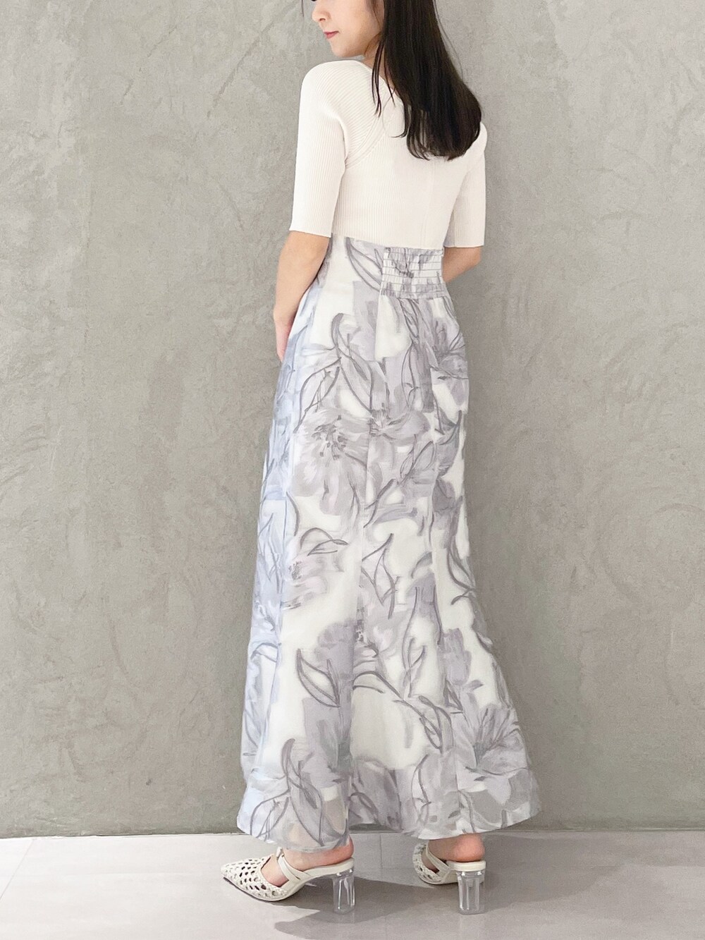 ホワイト系のショルダーバッグ、ホワイト系のパンプス、パープル系のワンピースを着用したレディースの春コーディネートの5枚目の写真