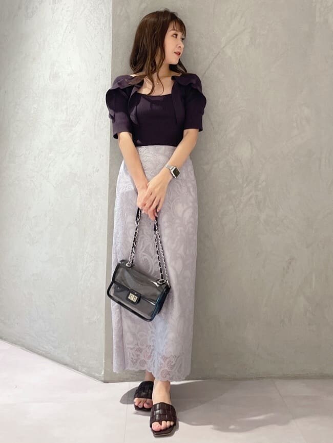 ブラック系のショルダーバッグ、グレー系のスカート、ブラウン系のニット/セーターを着用したレディースの夏コーディネートの9枚目の写真