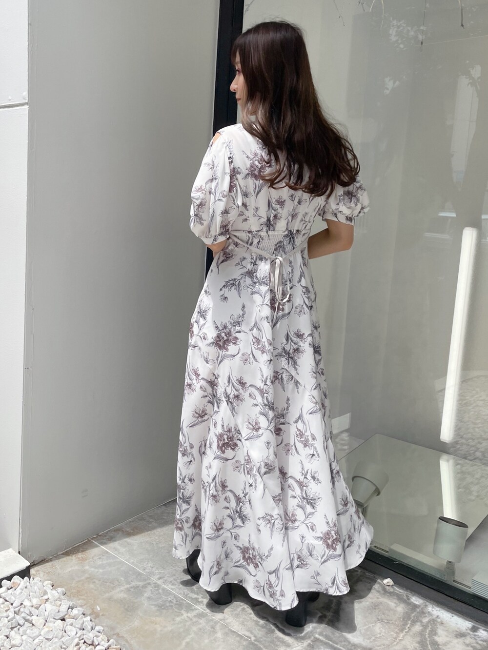 ホワイト系のワンピースを着用したレディースの夏コーディネートの8枚目の写真