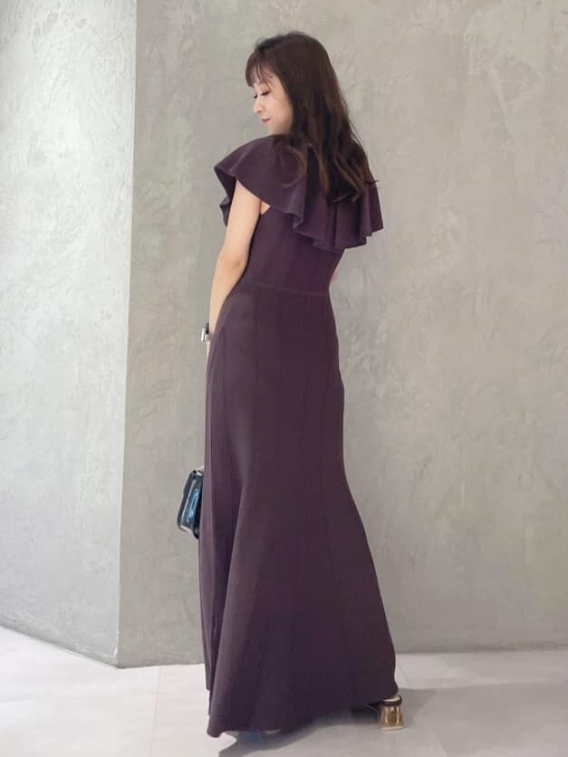 ブラウン系のワンピースを着用したレディースの夏コーディネートの6枚目の写真