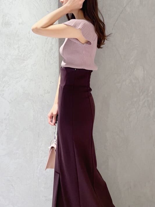 ピンク系のショルダーバッグ、ピンク系のニット/セーター、グリーン系のサンダルを着用したレディースの春コーディネートの3枚目の写真