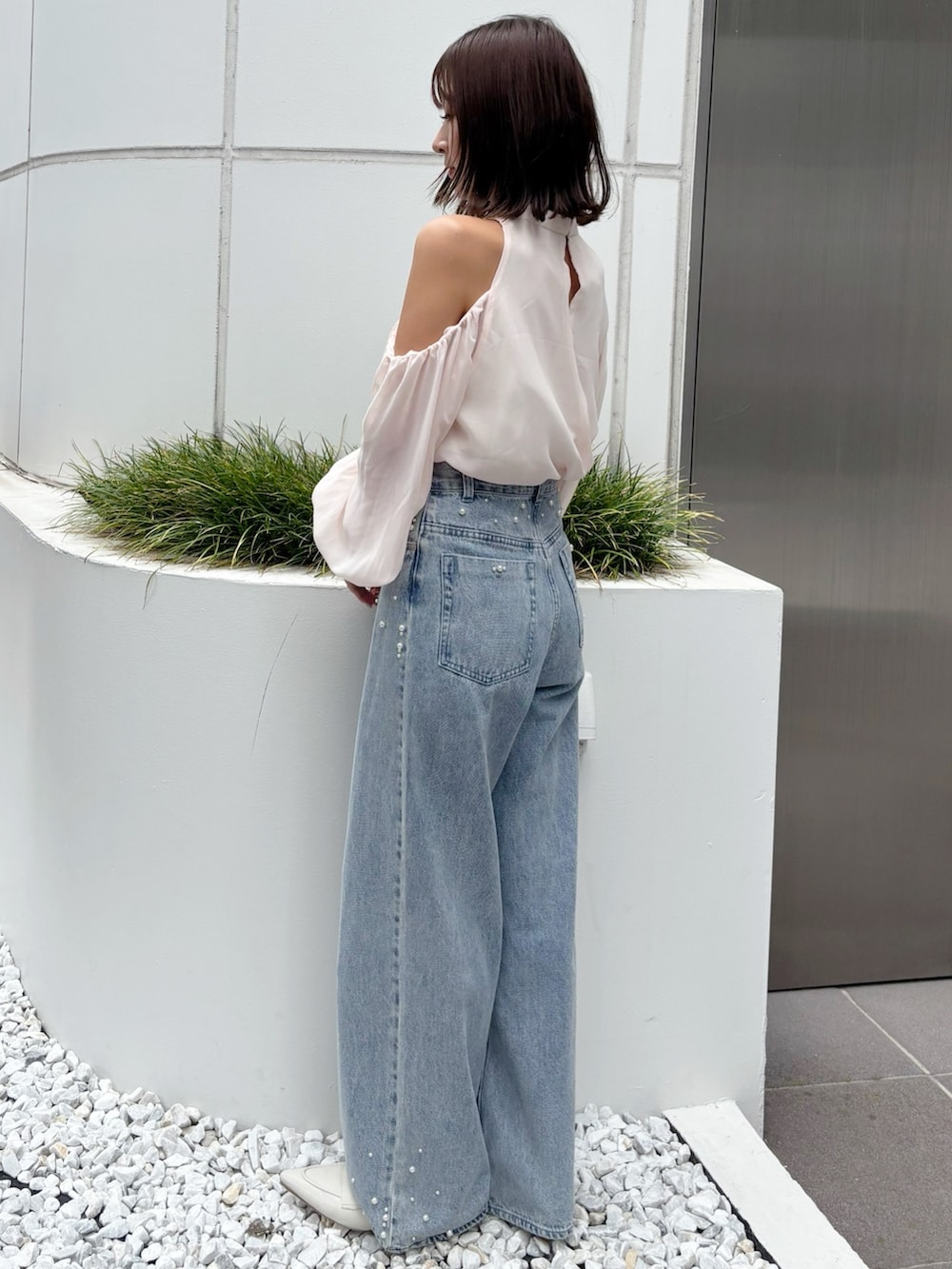 ブルー系のデニムパンツ、ピンク系のシャツ/ブラウスを着用したレディースの秋コーディネートの5枚目の写真