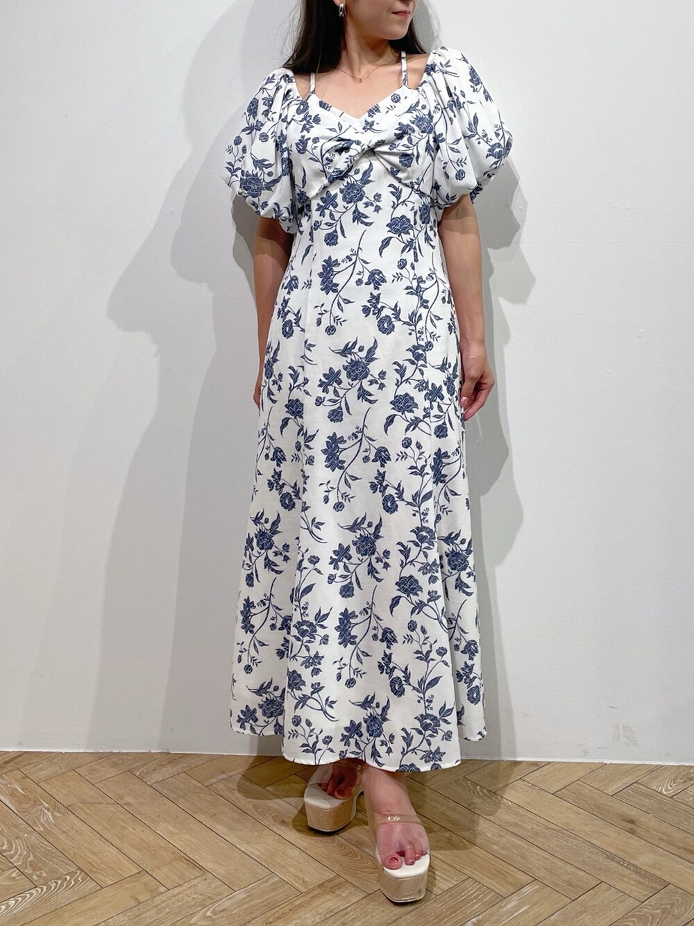 ホワイト系のワンピース、その他のサンダルを着用したレディースの夏コーディネートの4枚目の写真