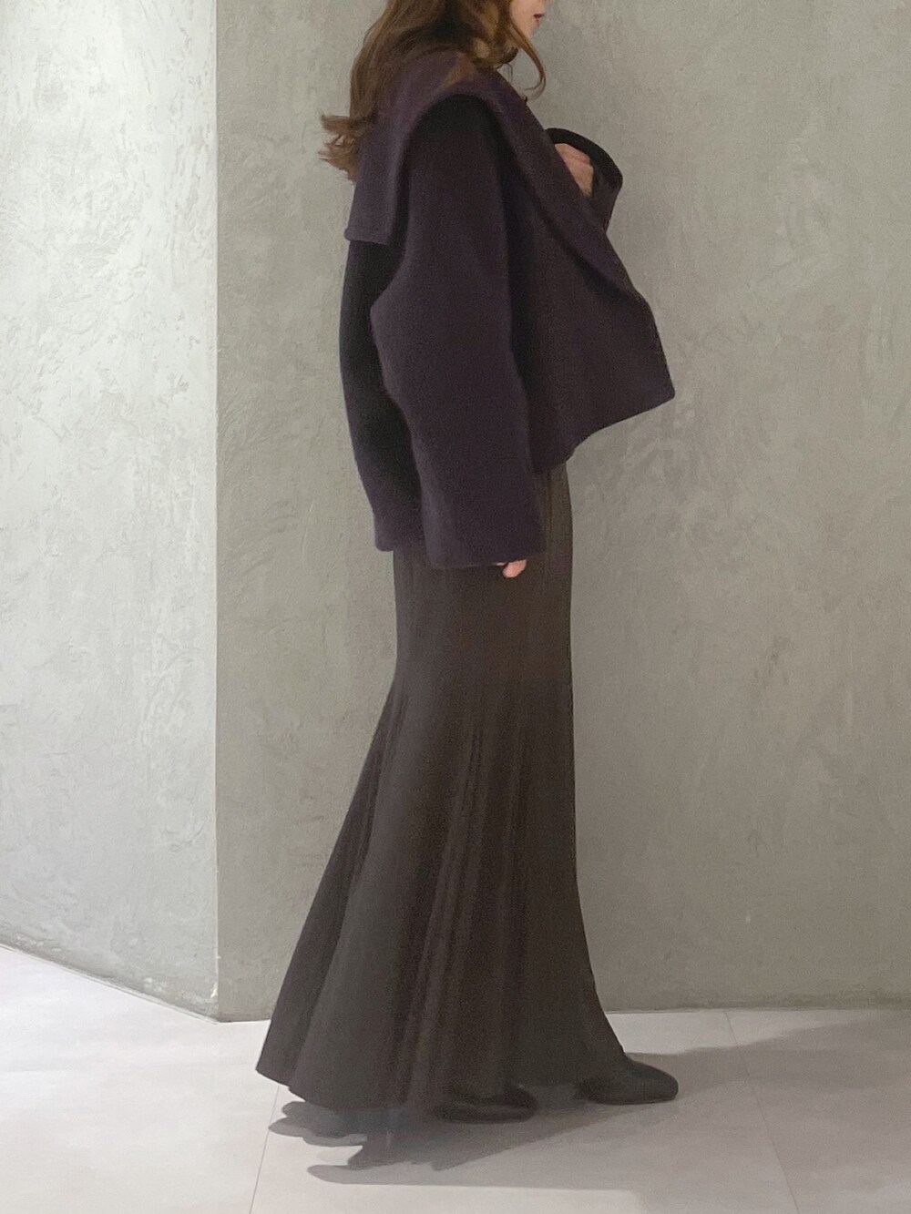 ブラウン系のスカート、ブラウン系のその他アウター、パープル系のニット/セーターを着用したレディースの冬コーディネートの2枚目の写真