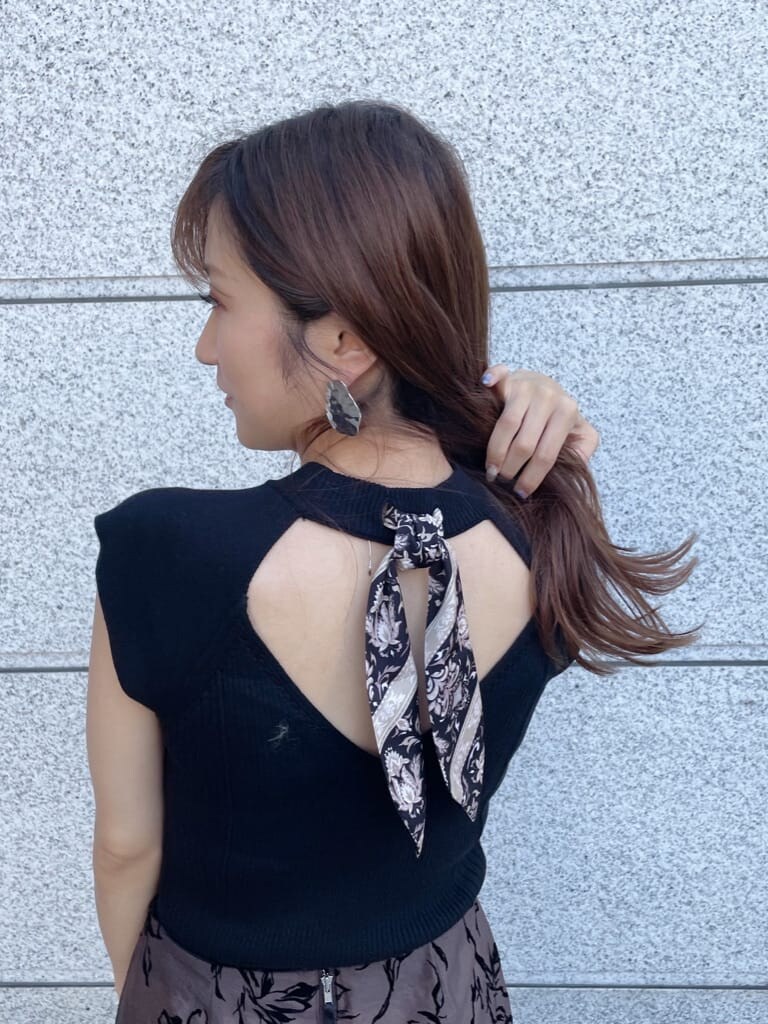 ブラック系のニット/セーター、ブラウン系のスカート、ブラック系のその他シューズを着用したレディースの夏コーディネートの7枚目の写真