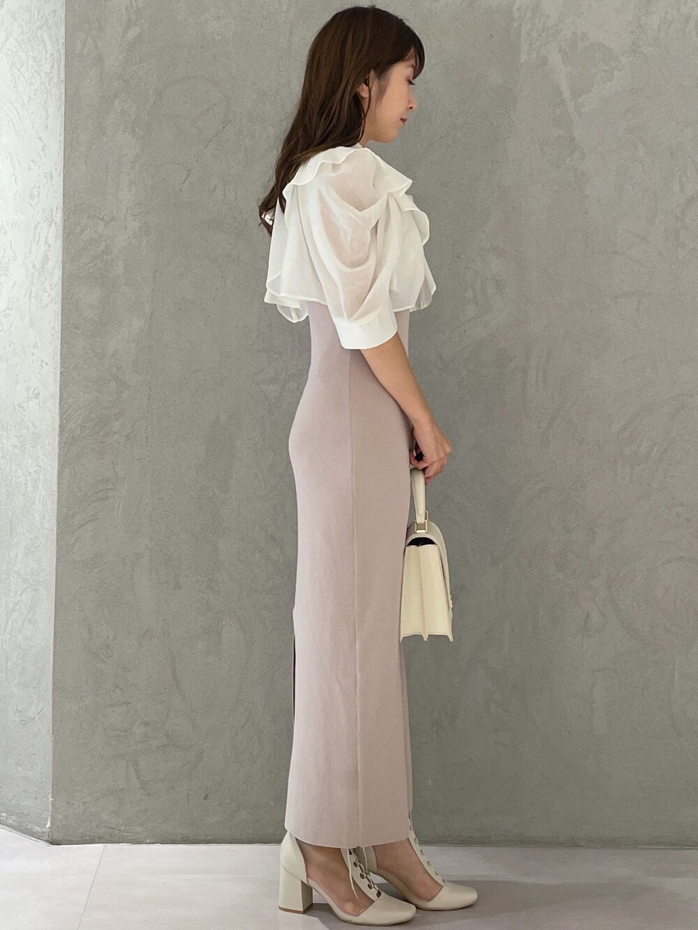 ベージュ系のワンピース、ホワイト系のブーツ、ホワイト系のハンドバッグを着用したレディースの夏コーディネートの5枚目の写真