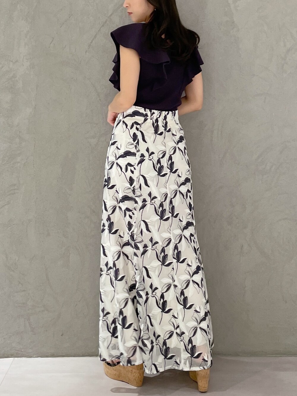 ホワイト系のスカート、グレー系のニット/セーター、ブラック系のサンダルを着用したレディースの春コーディネートの4枚目の写真