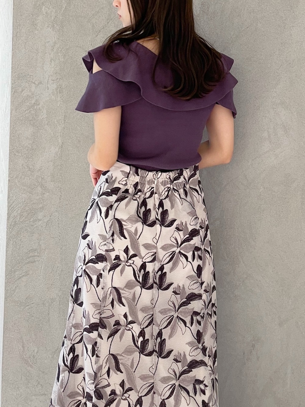 ホワイト系のハンドバッグ、ブラック系のサンダル、パープル系のニット/セーターを着用したレディースの春コーディネートの7枚目の写真