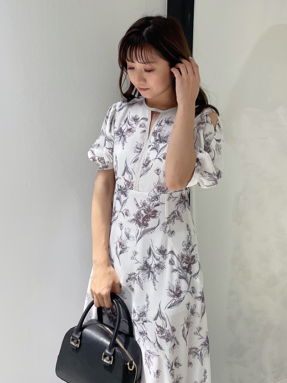 ホワイト系のワンピースを着用したレディースの夏コーディネートの3枚目の写真