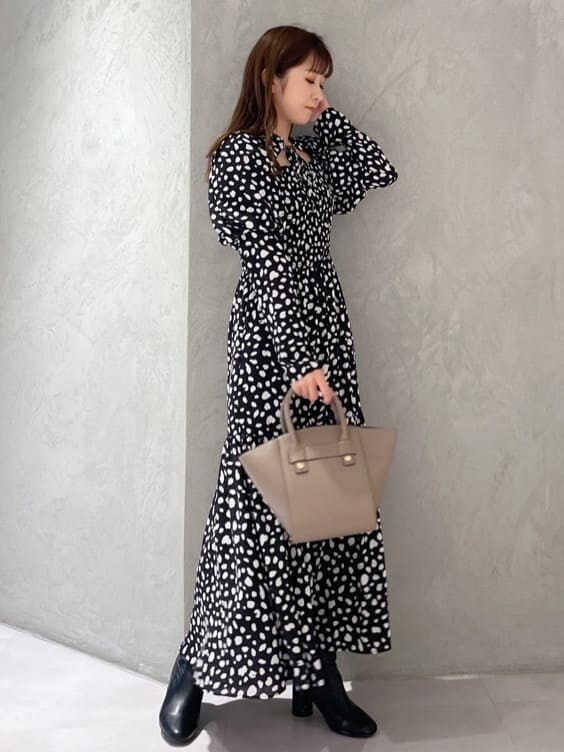 ブラック系のワンピースを着用したレディースの秋コーディネートの3枚目の写真