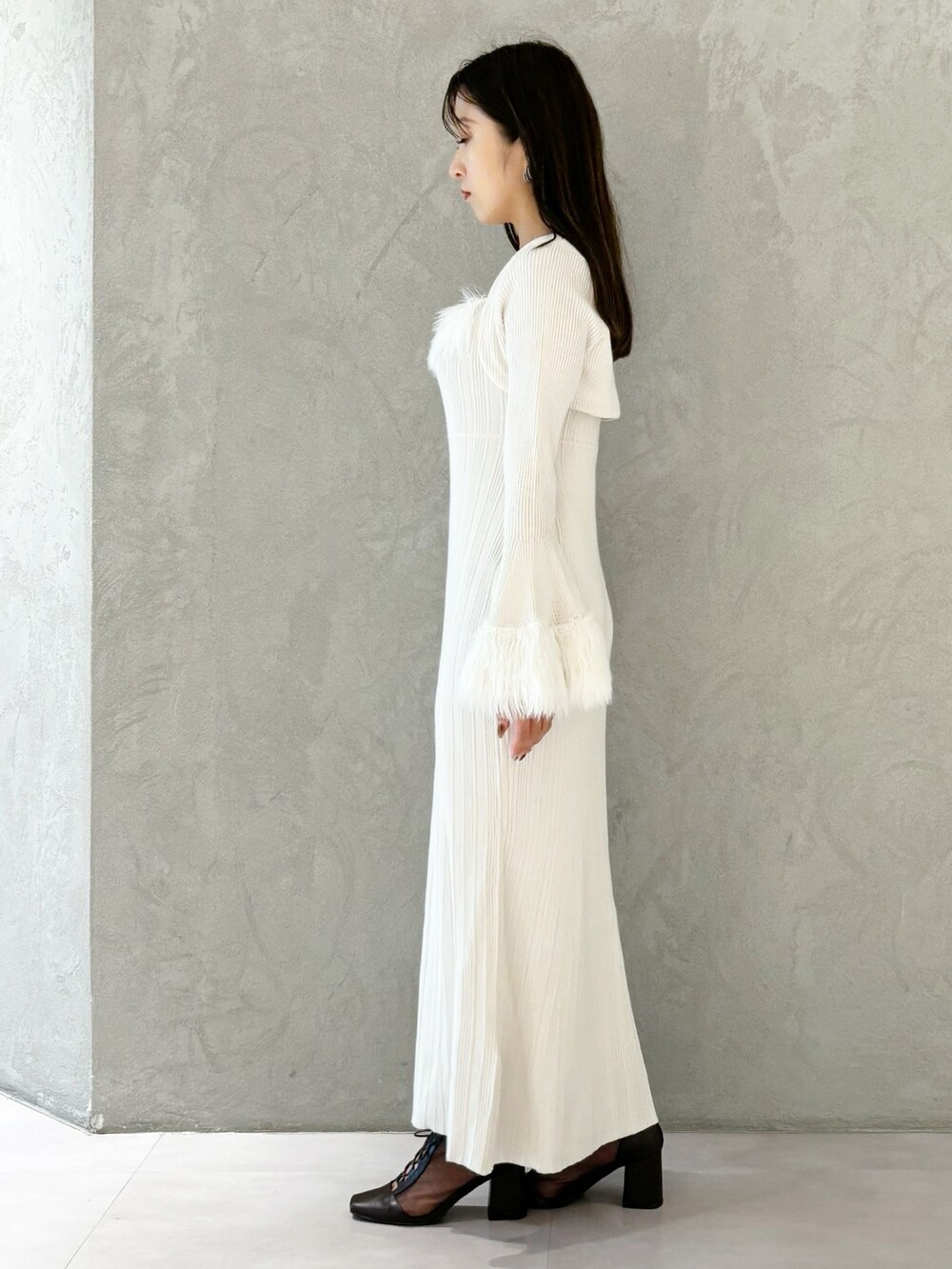 ブラウン系のブーツ、ホワイト系のワンピースを着用したレディースの秋コーディネートの2枚目の写真