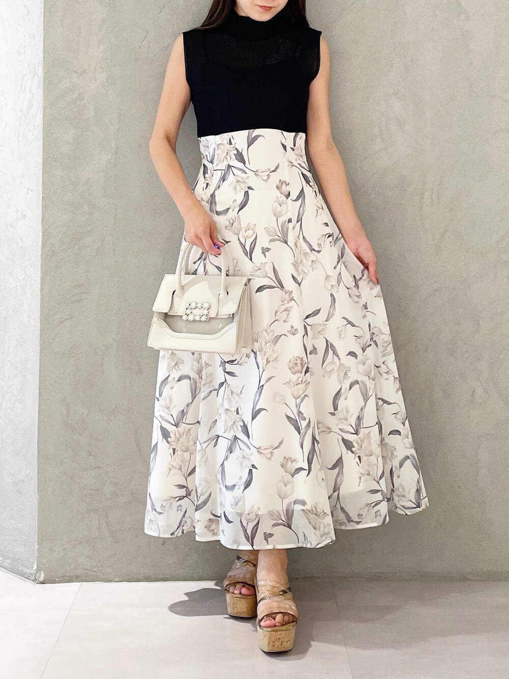 ブラック系のワンピース、ブラウン系のサンダル、ベージュ系のショルダーバッグを着用したレディースの夏コーディネートの6枚目の写真