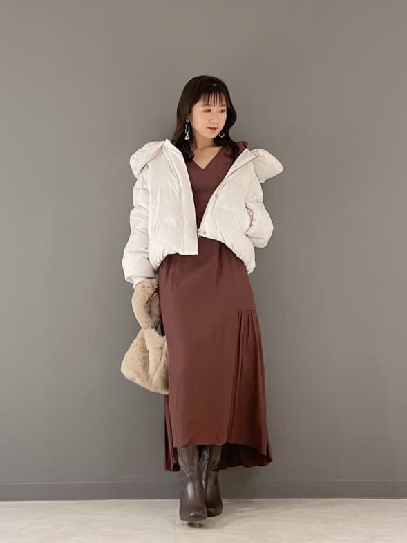 ホワイト系のその他アウター、ブラウン系のワンピース、ベージュ系のハンドバッグを着用したレディースの冬コーディネートの6枚目の写真