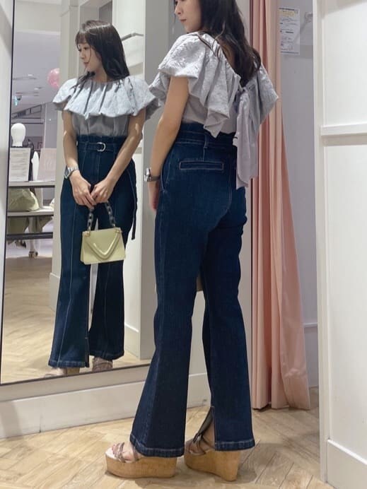 グリーン系のサンダル、ブルー系のシャツ/ブラウス、ブルー系のデニムパンツを着用したレディースの夏コーディネートの2枚目の写真