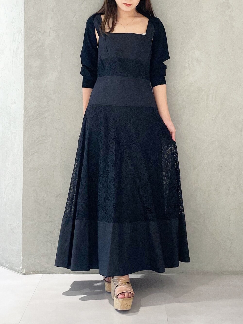 ブラック系のワンピース、ブラウン系のサンダル、ブラック系のカーディガン/ボレロを着用したレディースの夏コーディネートの5枚目の写真