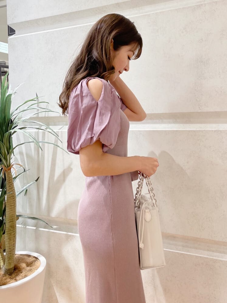 ピンク系のワンピース、ホワイト系のハンドバッグ、その他のサンダルを着用したレディースの春コーディネートの8枚目の写真