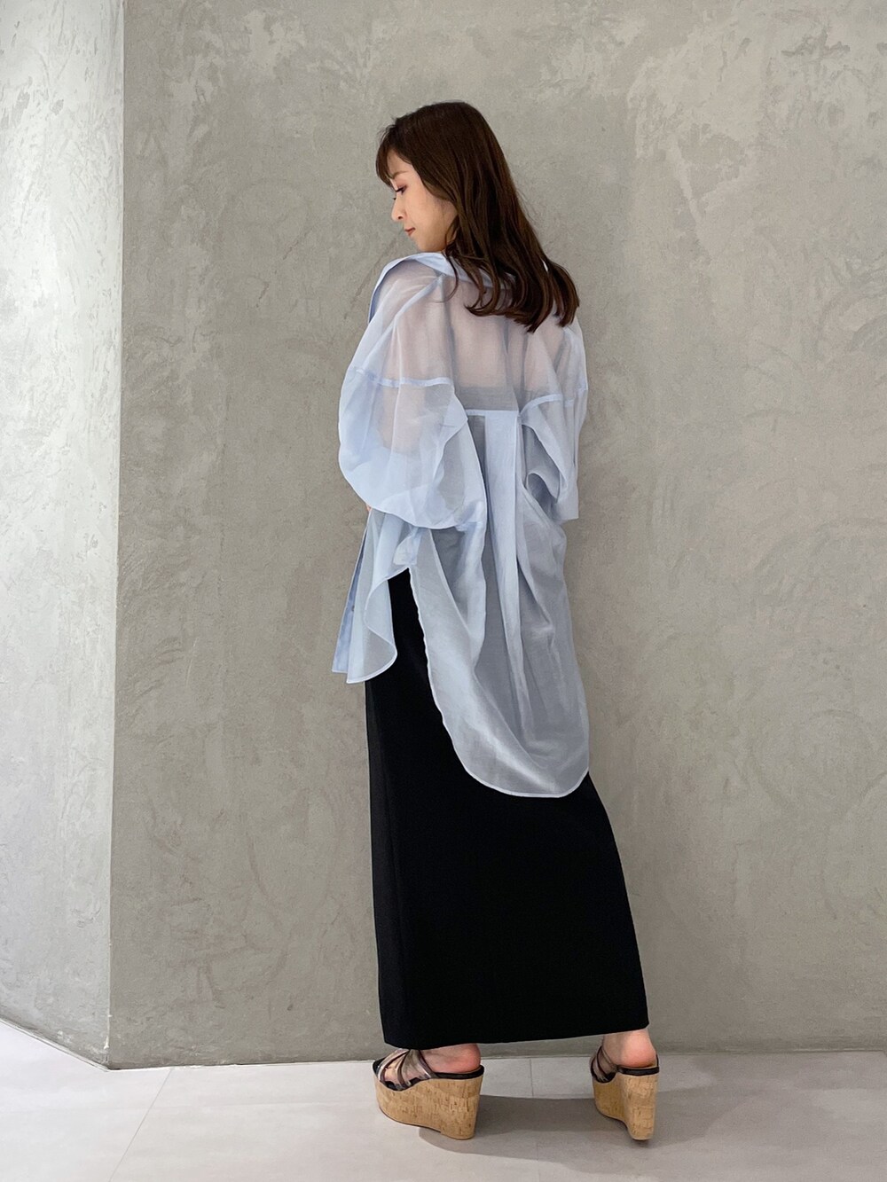 ブラック系のワンピース、ブルー系のシャツ/ブラウス、ブラック系のサンダルを着用したレディースの春コーディネートの6枚目の写真