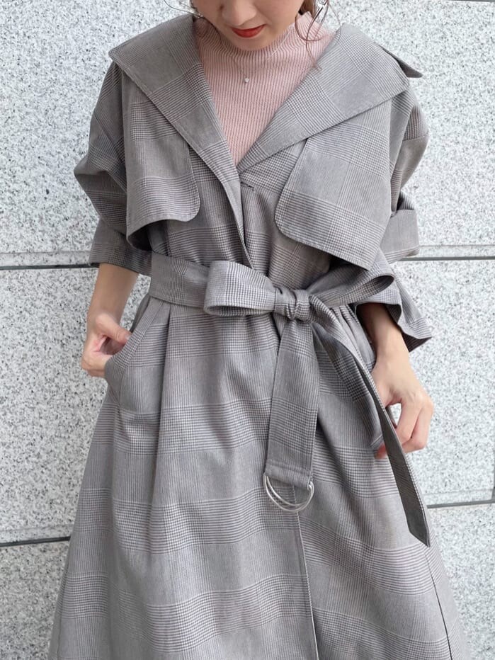 ブラウン系のその他シューズ、その他のチェスターコート、ベージュ系のワンピースを着用したレディースの秋コーディネートの2枚目の写真