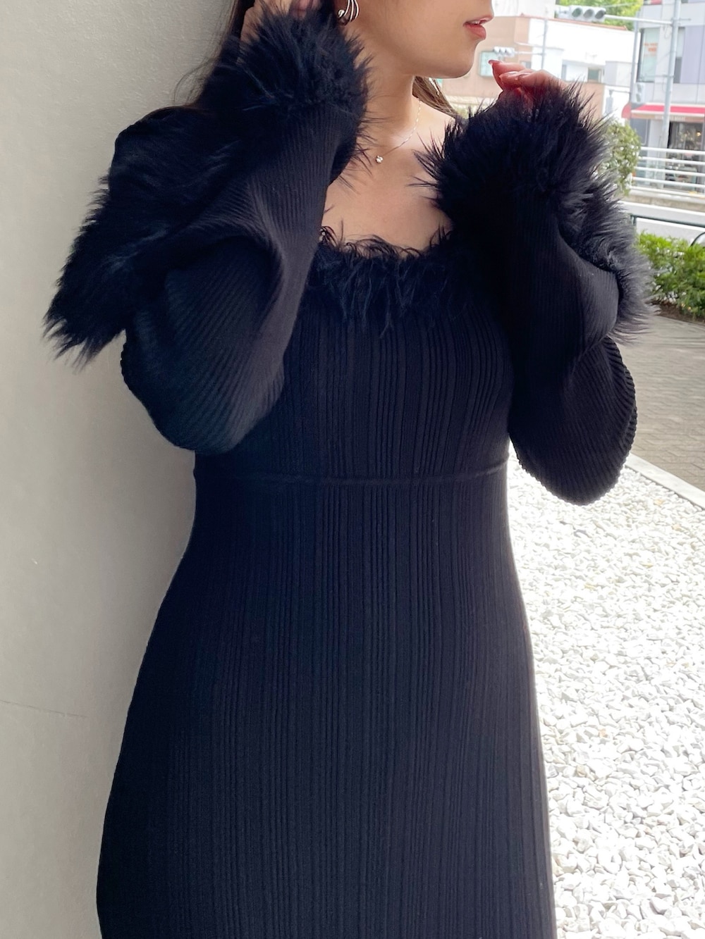 ブラック系のワンピースを着用したレディースの夏コーディネートの4枚目の写真