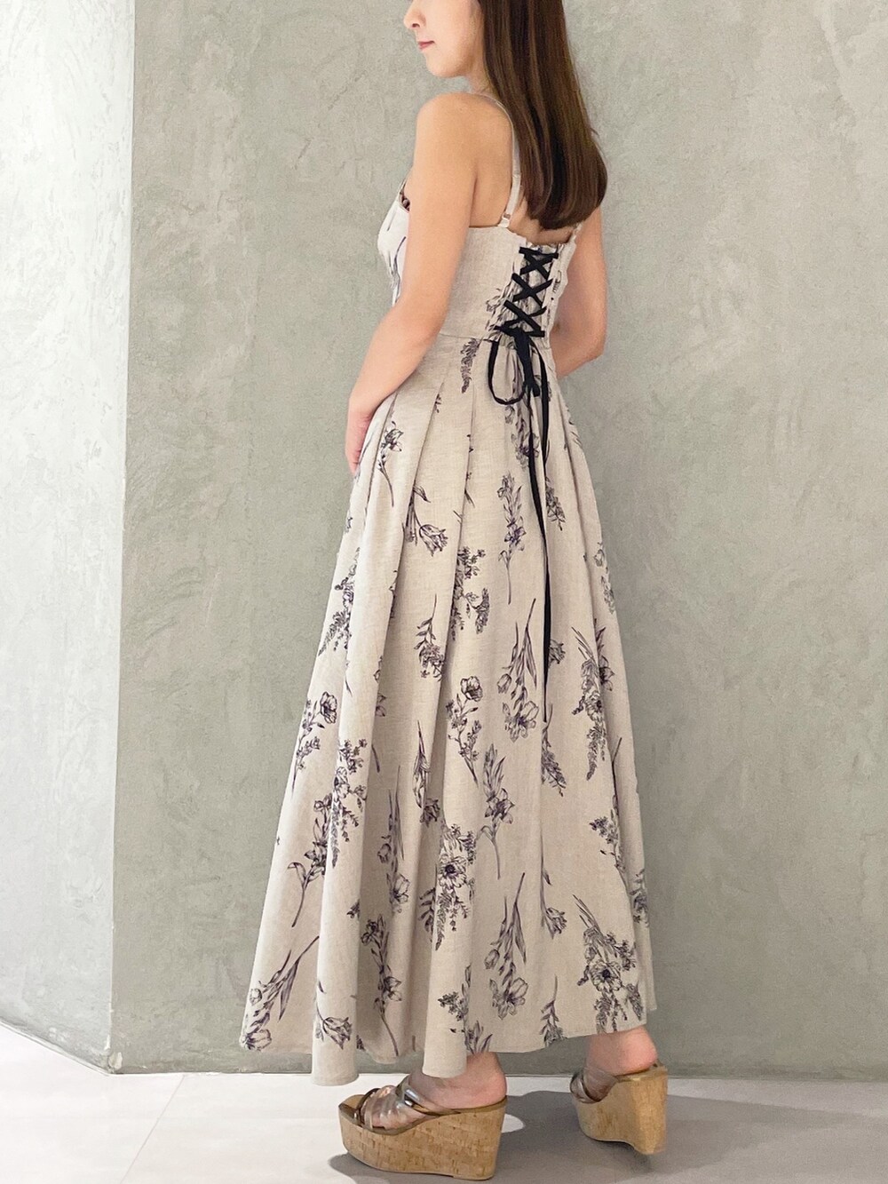 ベージュ系のワンピース、ブラウン系のサンダル、ホワイト系のハンドバッグを着用したレディースの夏コーディネートの5枚目の写真