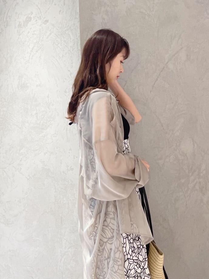 ベージュ系のサンダル、ブラック系のトートバッグ、ベージュ系のシャツ/ブラウスを着用したレディースの春コーディネートの6枚目の写真