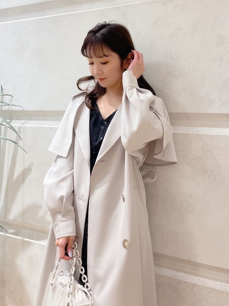 ブラック系のワンピース、ブラック系のその他シューズ、グレー系のトレンチコートを着用したレディースの冬コーディネートの2枚目の写真