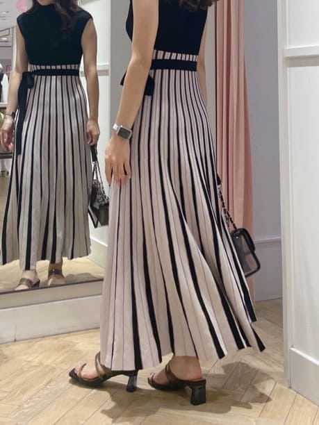 ブラック系のサンダル、ブラック系のショルダーバッグ、ブラック系のワンピースを着用したレディースの夏コーディネートの3枚目の写真