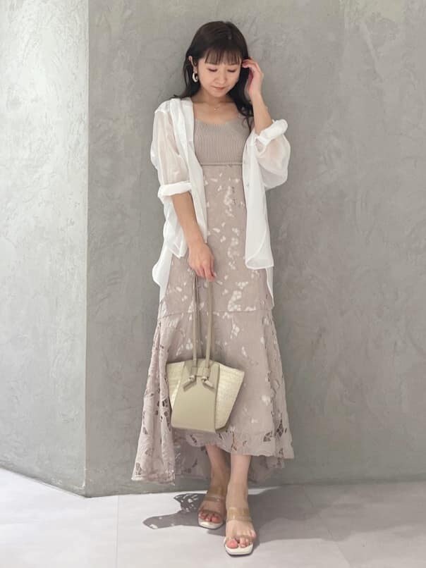 ベージュ系のサンダル、ホワイト系のシャツ/ブラウス、ベージュ系のトートバッグを着用したレディースの春コーディネートの6枚目の写真