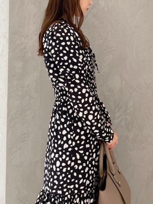 ブラック系のワンピースを着用したレディースの秋コーディネートの6枚目の写真