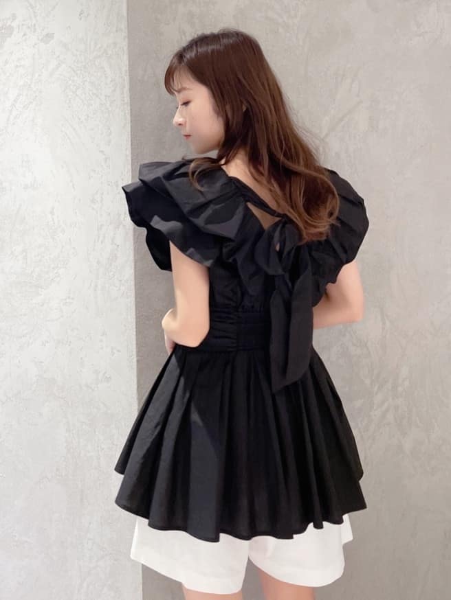 イエロー系のショルダーバッグ、グリーン系のサンダル、ブラック系のシャツ/ブラウスを着用したレディースの春コーディネートの5枚目の写真