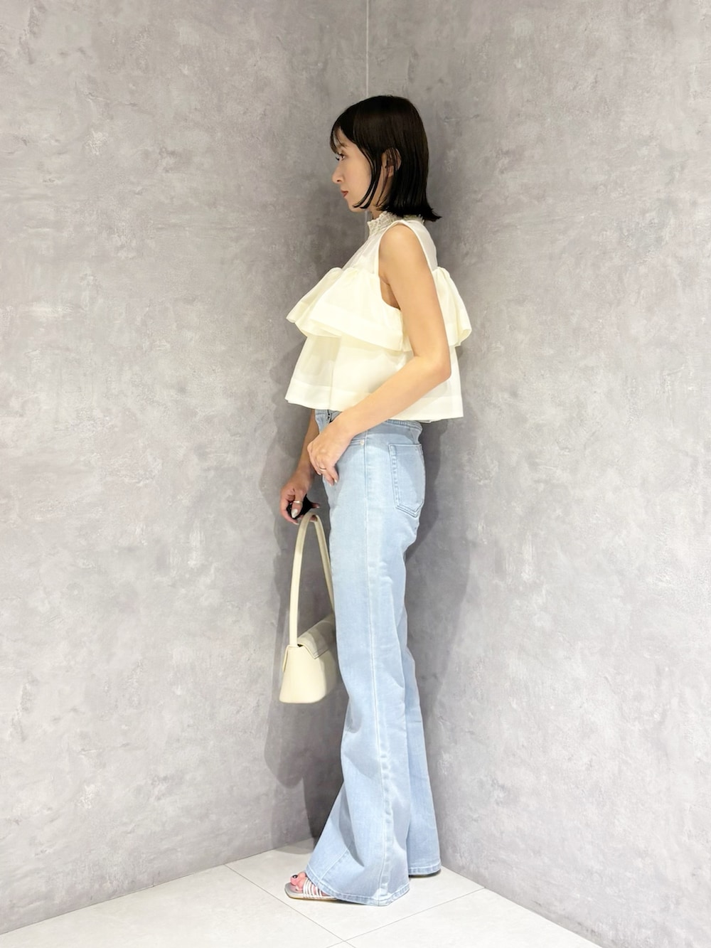 ブルー系のその他パンツ、ホワイト系のシャツ/ブラウス、シルバー系のサンダルを着用したレディースの夏コーディネートの5枚目の写真