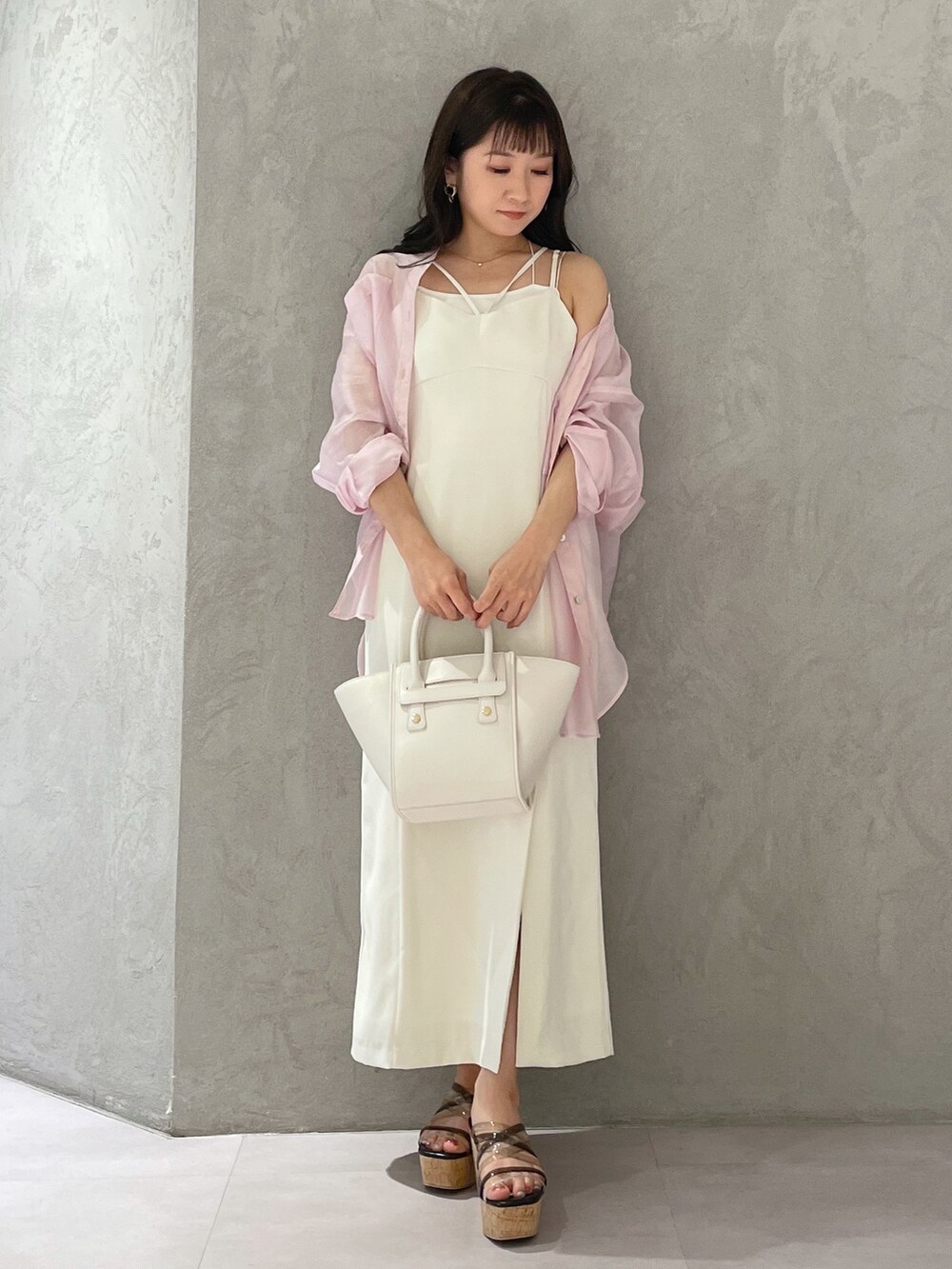 ホワイト系のワンピース、ピンク系のシャツ/ブラウス、ホワイト系のトートバッグを着用したレディースの春コーディネートの6枚目の写真
