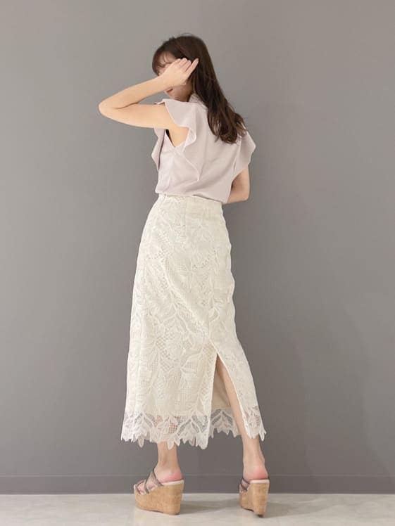 ホワイト系のスカート、ピンク系のショルダーバッグ、グリーン系のサンダルを着用したレディースの春コーディネートの8枚目の写真