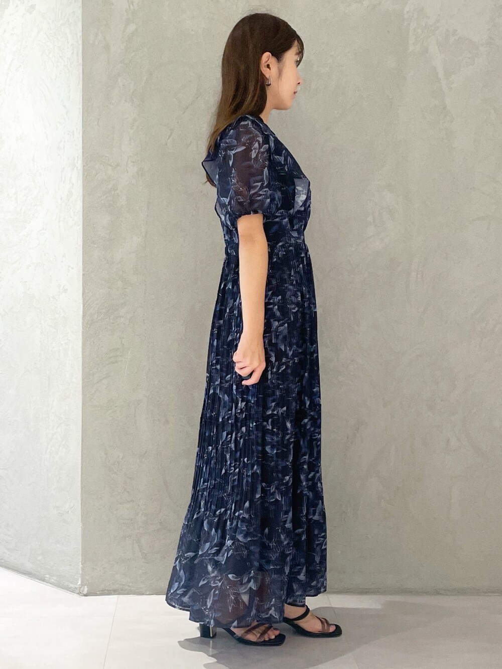 ブルー系のワンピース、ブラック系のサンダルを着用したレディースの夏コーディネートの3枚目の写真