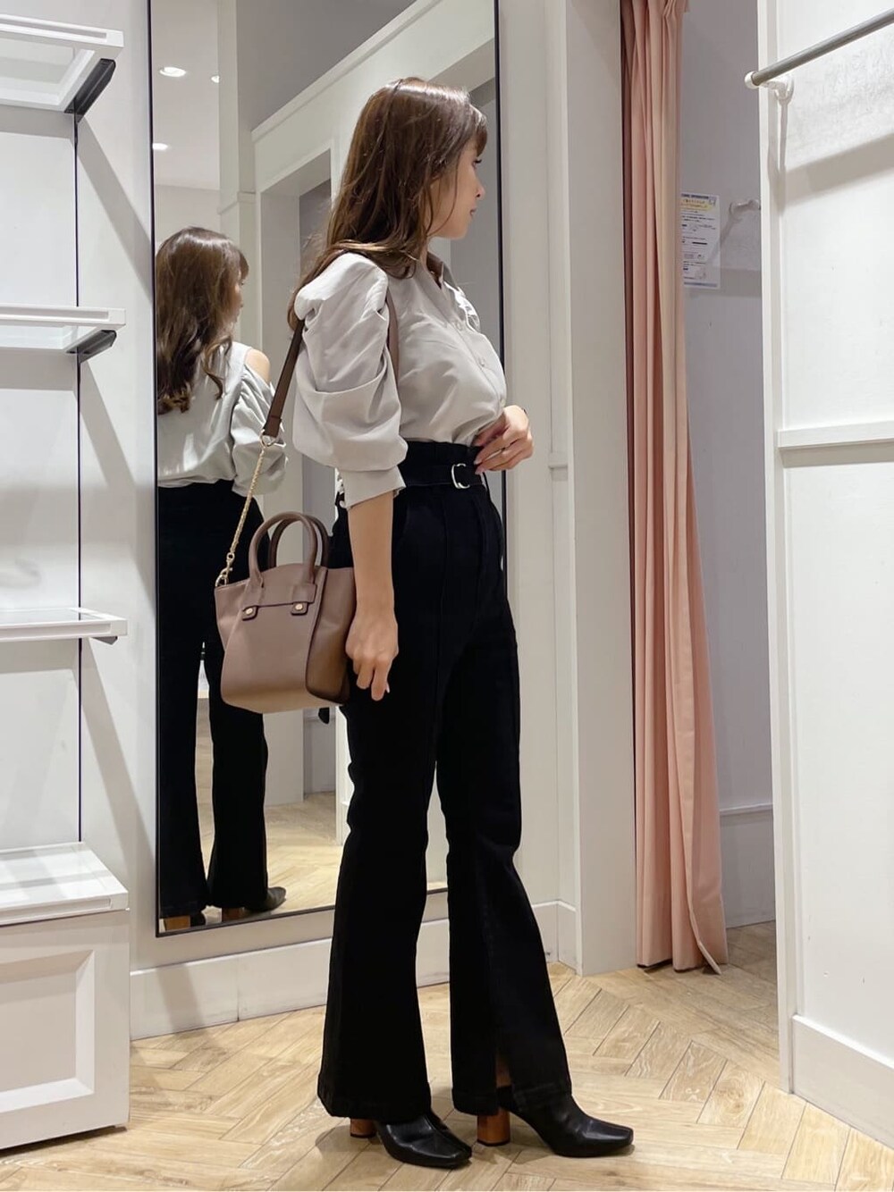 ブラック系のデニムパンツ、グリーン系のシャツ/ブラウス、ブラック系のサンダルを着用したレディースの夏コーディネートの2枚目の写真