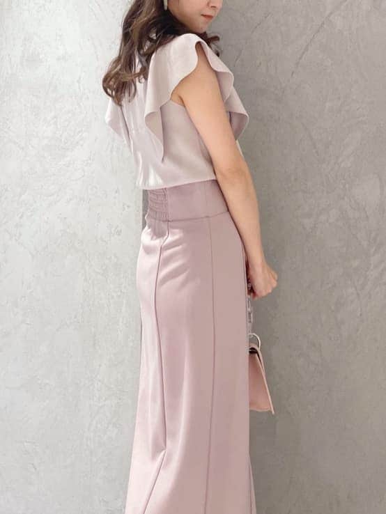 ピンク系のショルダーバッグ、グリーン系のサンダル、ピンク系のニット/セーターを着用したレディースの春コーディネートの5枚目の写真