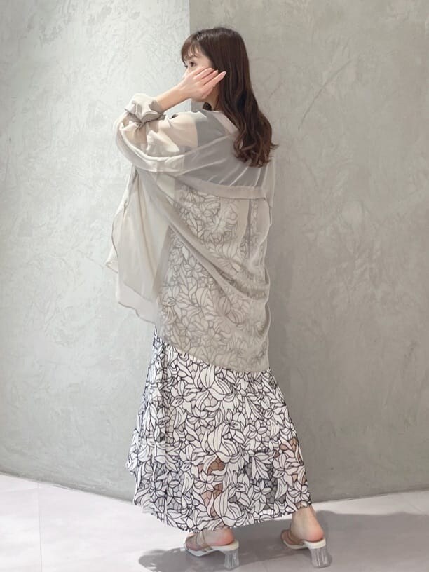 ベージュ系のサンダル、ブラック系のトートバッグ、ベージュ系のシャツ/ブラウスを着用したレディースの春コーディネートの9枚目の写真