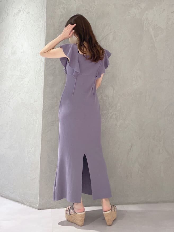 ホワイト系のショルダーバッグ、グリーン系のサンダル、パープル系のワンピースを着用したレディースの春コーディネートの8枚目の写真