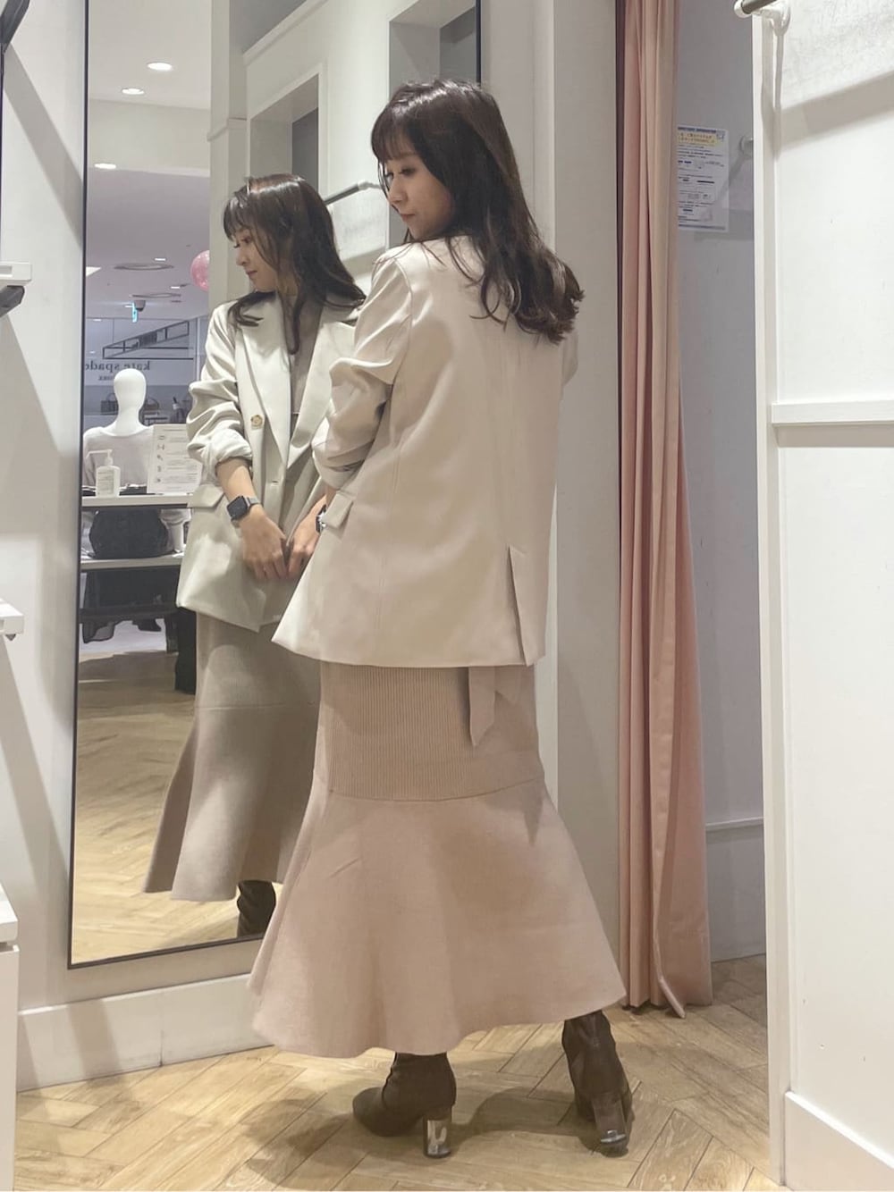 ピンク系のワンピース、ピンク系のワンピース、ブラウン系のブーツを着用したレディースの秋コーディネートの4枚目の写真