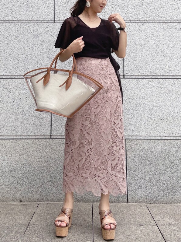 ベージュ系のサンダル、ベージュ系のスカート、ブラウン系のニット/セーターを着用したレディースの夏コーディネートの3枚目の写真