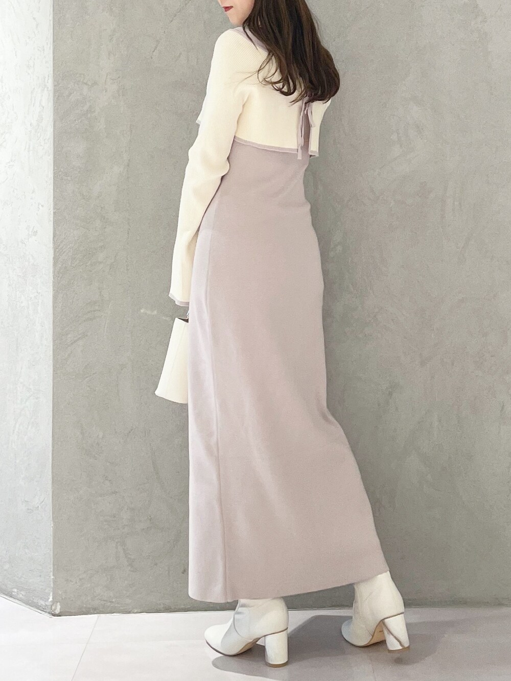 ピンク系のワンピース、ホワイト系のハンドバッグ、ホワイト系のブーツを着用したレディースの秋コーディネートの5枚目の写真