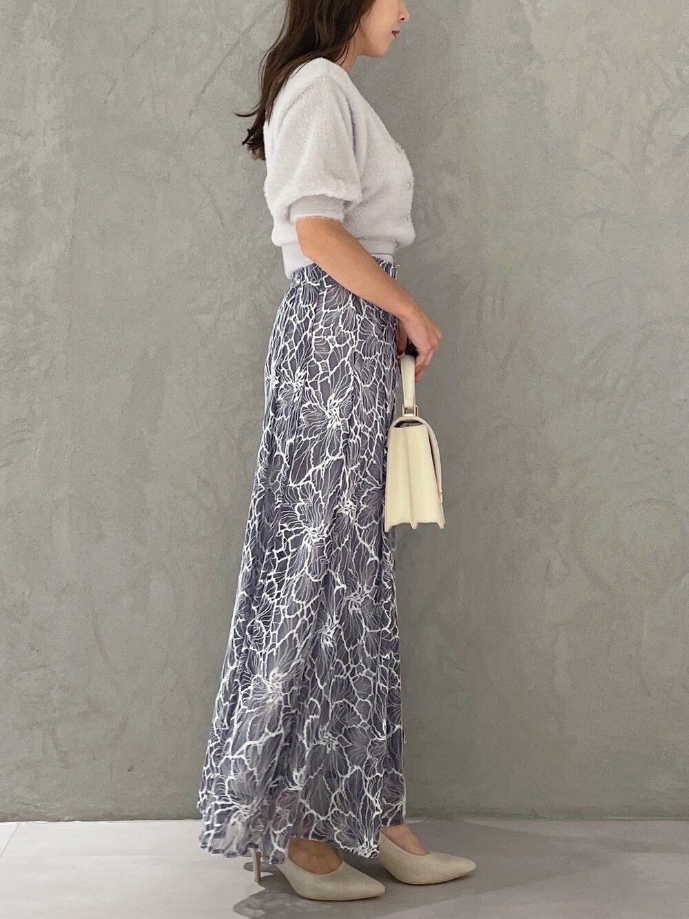 グレー系のカーディガン/ボレロ、ホワイト系のハンドバッグ、ホワイト系のパンプスを着用したレディースの夏コーディネートの5枚目の写真