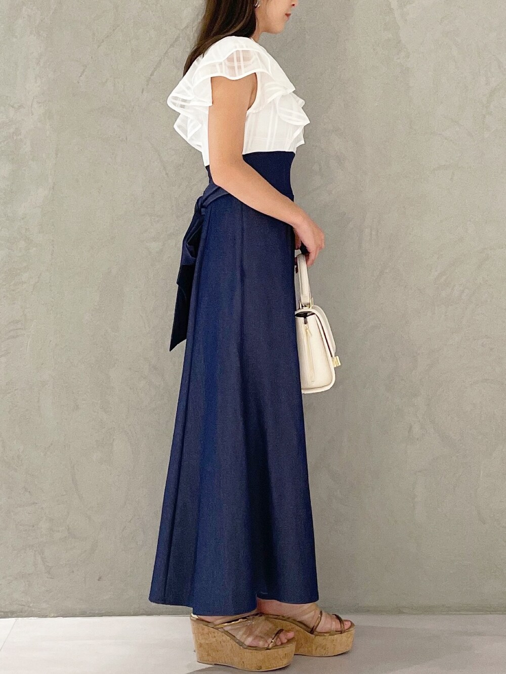 その他のワンピース、ブラウン系のサンダル、ホワイト系のショルダーバッグを着用したレディースの夏コーディネートの4枚目の写真